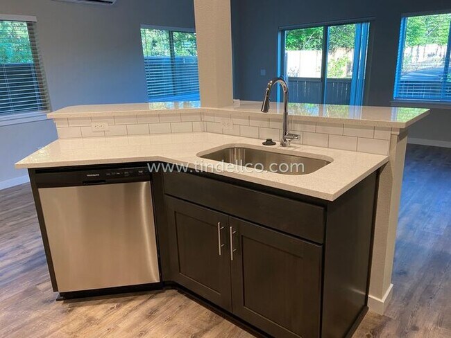 Foto del edificio - Modern 3 Bedroom 2.5 Bathroom Home In Happ...