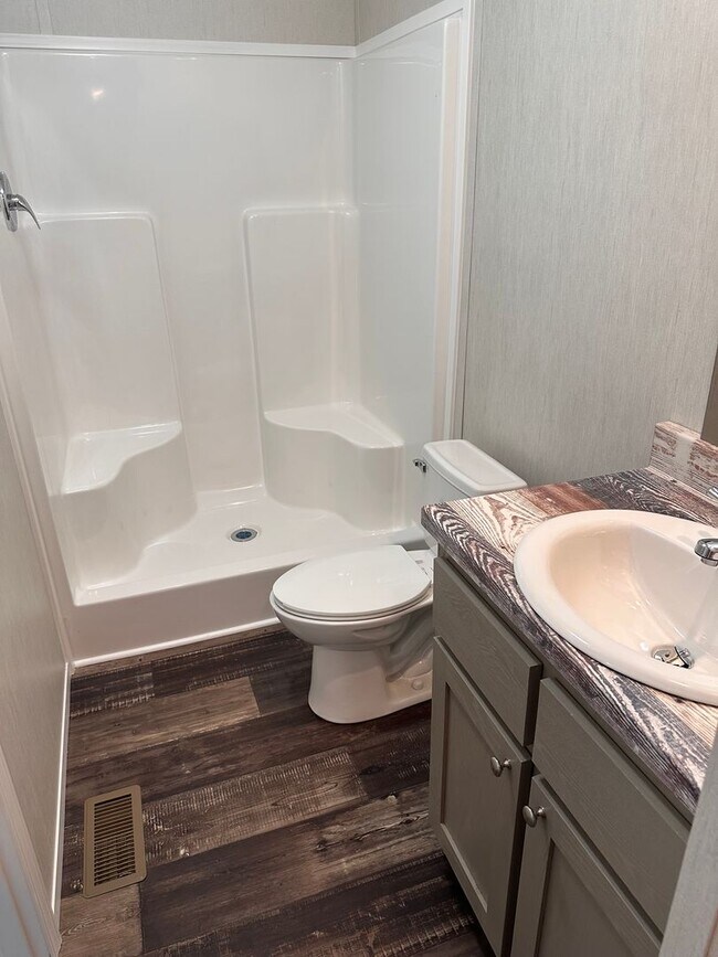 Foto del edificio - BRAND NEW-3 Bedroom / 2 Bath