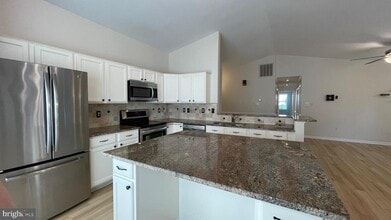 Building Photo - 8 Taber Ct
