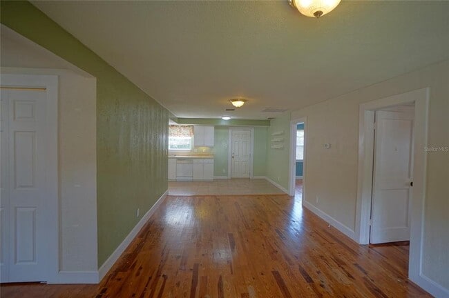 Building Photo - 810 W Woodlawn Ave