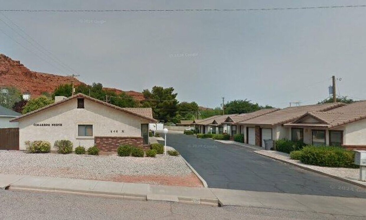 Foto principal - 2 Bedroom Townhouse w/Garage