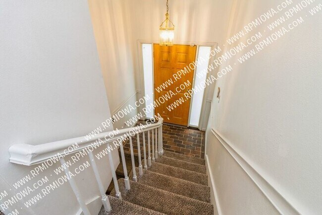 Building Photo - LARGE SPLIT LEVEL!!  4 Bedroom, 3 Bath Hom...