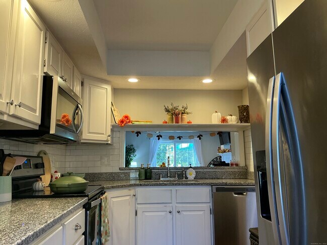 Foto del edificio - 751 Long Hill Rd