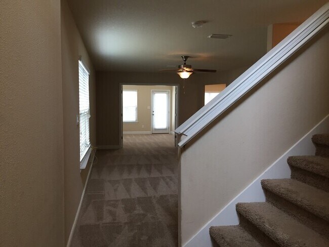 Building Photo - Pensacola - Weatherstone - 4 bedroom, 2.5 ...