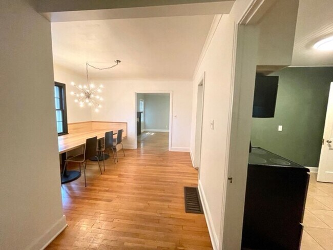 Building Photo - 01894