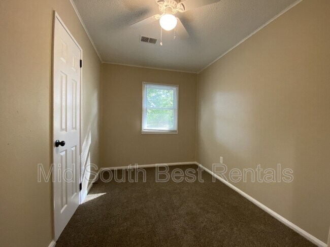 Building Photo - 886 Par Ave