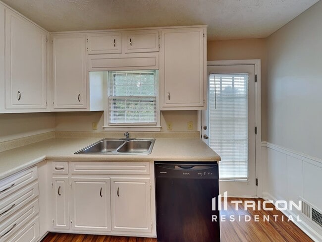 Building Photo - 414 Breezy Dr SW