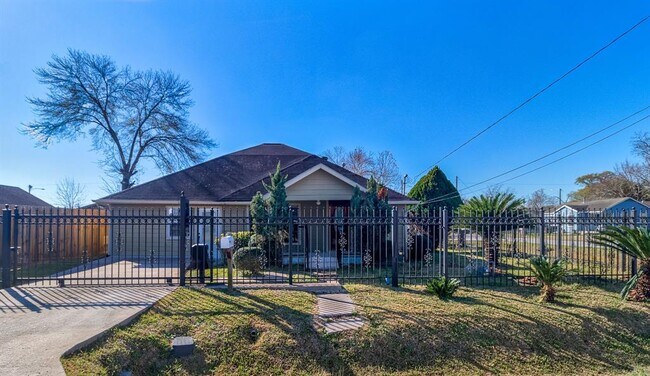 Building Photo - 8004 Mendez St