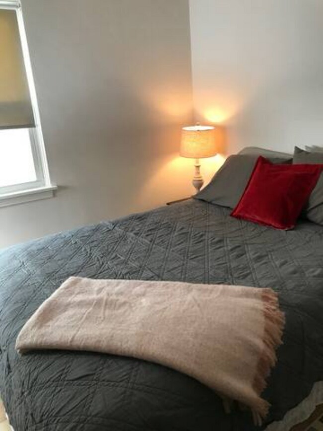 2 Bedrooms with 2 Queen Beds - 204 Pope St
