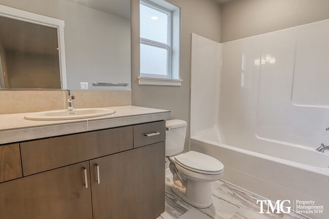 Building Photo - New Eastern Facing Townhome in Minnehaha w...
