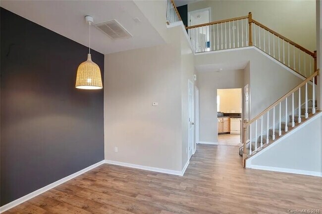 Foto del edificio - Room in Townhome on Stratfield Pl Cir
