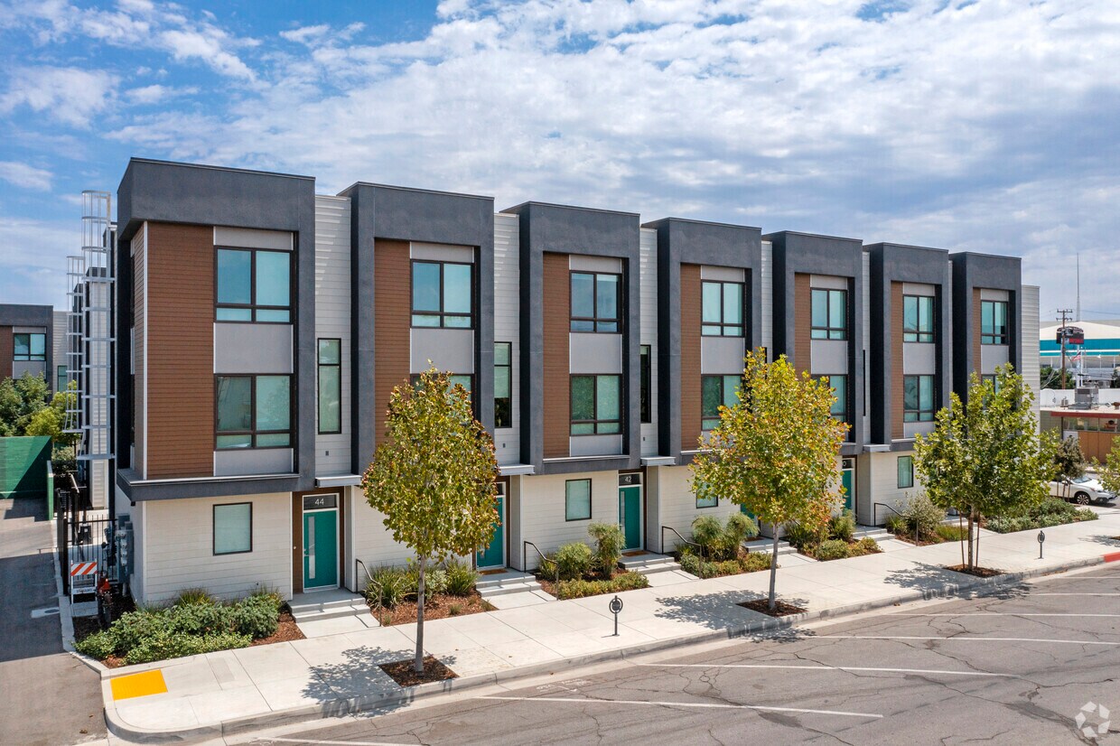 17th Place Townhomes Apartments in Bakersfield, CA