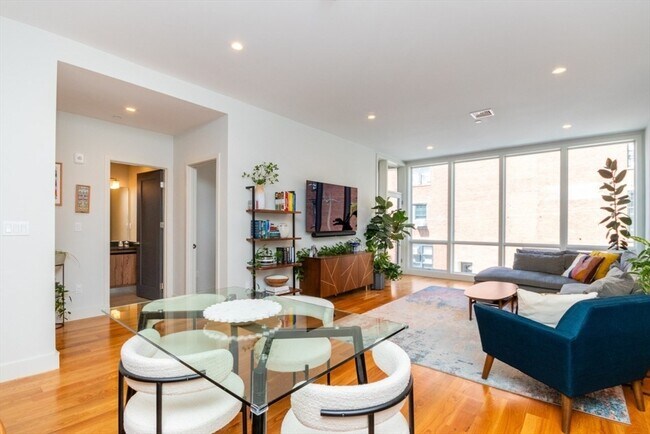 Foto del edificio - 533 E 2nd St