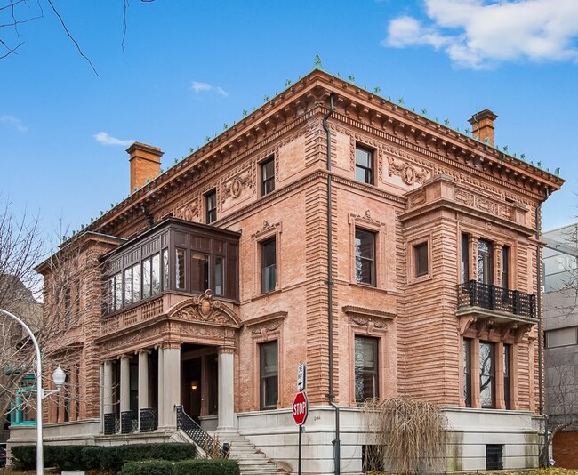 Building Photo - 2466 N Lakeview Ave