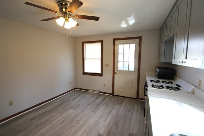 Building Photo - 21 Moore Ave