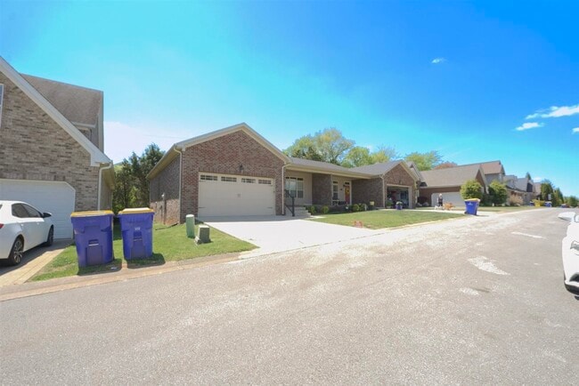 Building Photo - 825 Denzil Ave