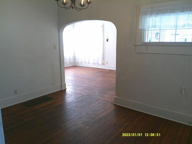 Comedor convertido en sala de estar - 124 N F St