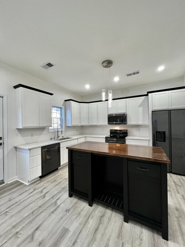 Building Photo - 947 Clark St