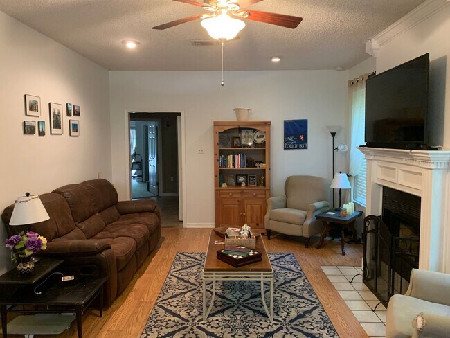 Building Photo - Close to LSU Large Back Yard in Quiet Neig...