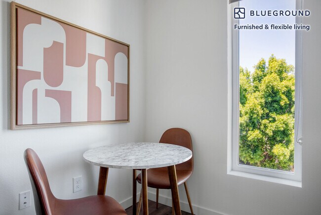Building Photo - 5620 De Longpre Ave