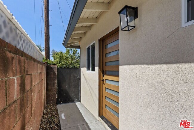 Building Photo - 6229 Sylvia Ave