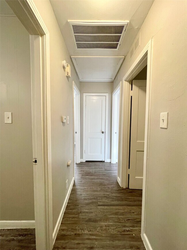 Foto del edificio - 5743 Beldart St