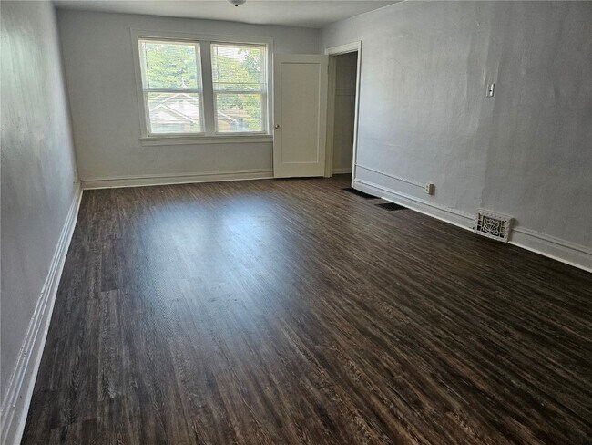 Foto del edificio - 5856 Hampton Ave