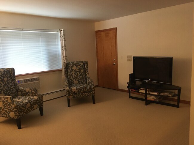 Living room - 4836 N Hermitage Ave