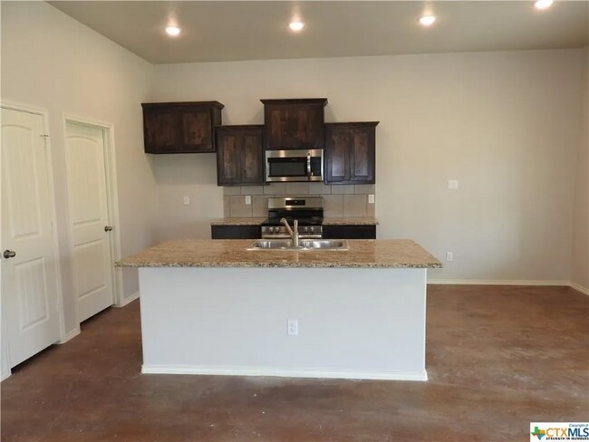 Foto del edificio - 210 Fawn Ridge Dr