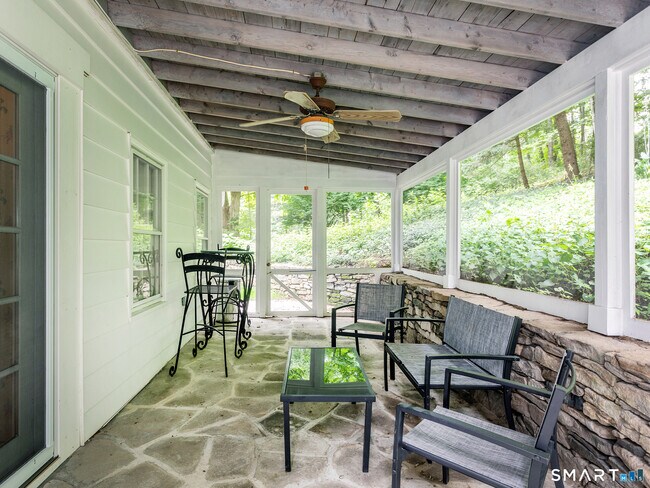 Foto del edificio - 61 Curtiss Rd