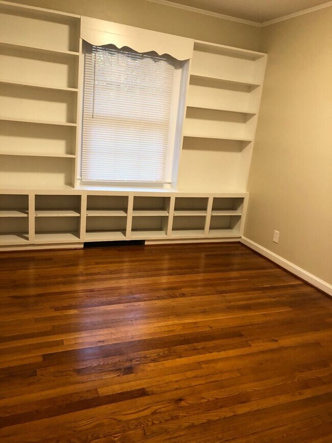 Building Photo - 3 Bedroom Off E Cone