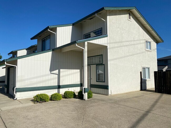 Foto del edificio - Ready for move in! Well maintained townhou...