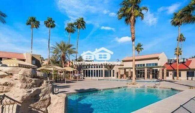 Building Photo - Avail Immediately: Beautiful 2 Bedroom 1 Bathroom condo Freshly Painted, New Carpet