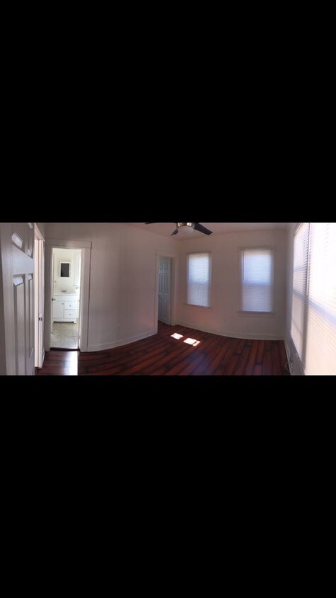 Foto principal - 4349 Woodlawn Ave