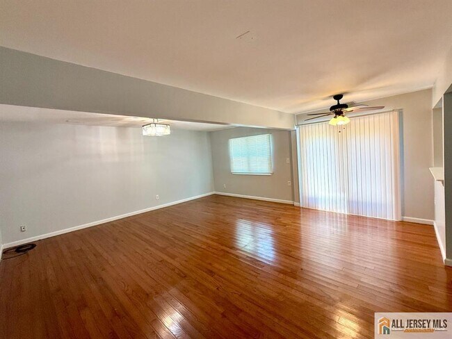 Foto del edificio - 44 Drake Rd