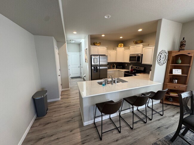 Foto del edificio - Charming 2-Bedroom, 3-Bathroom Townhome wi...