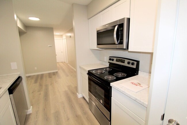 Foto del edificio - Stunning Fully Remodeled 3BR Condo at Madison Manor – Available This July!