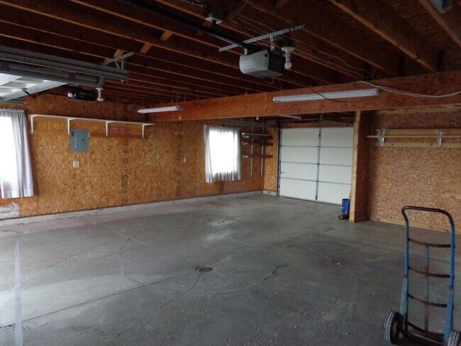 Building Photo - Single Family Ranch