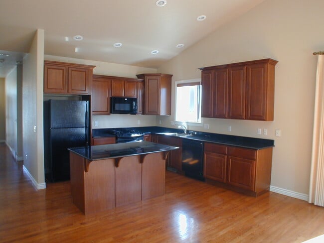 Building Photo - House For Lease