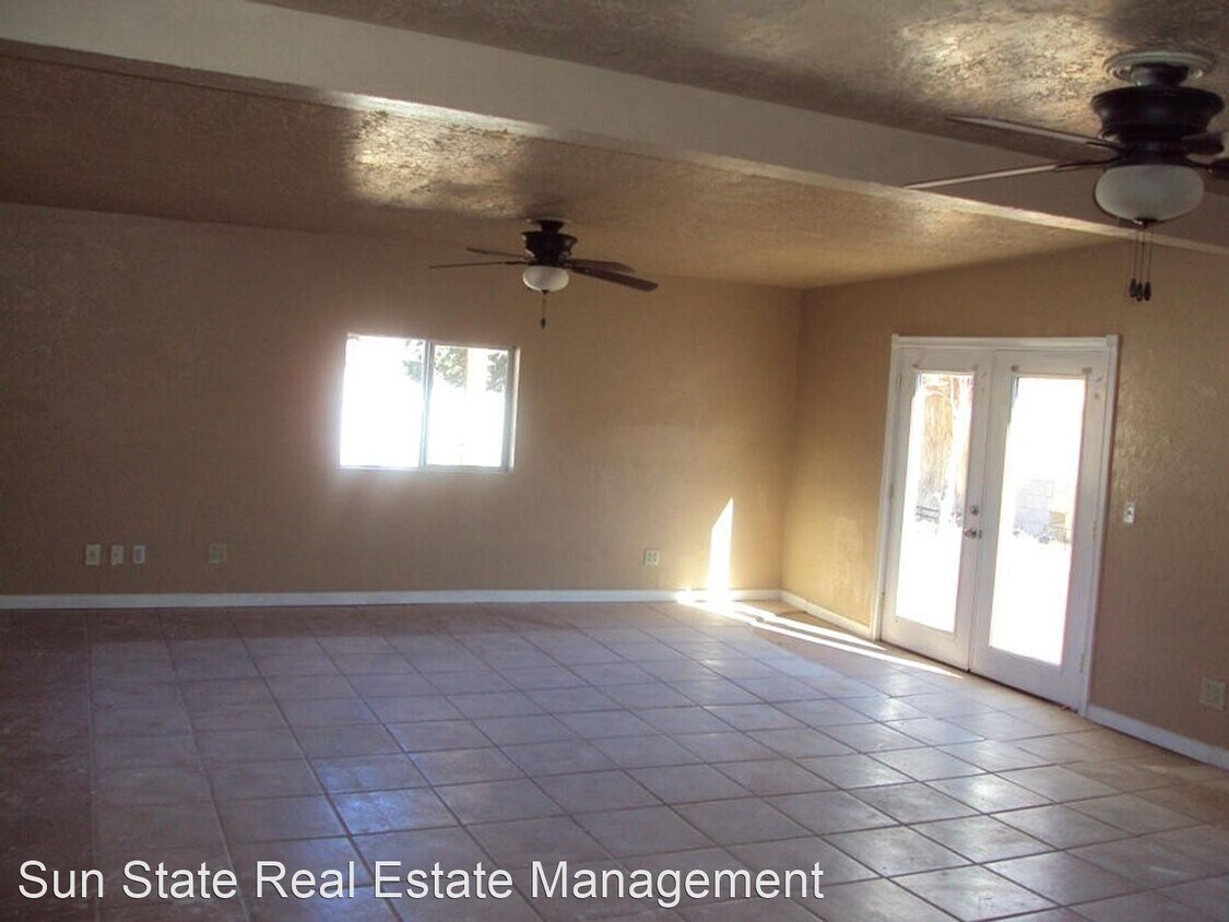 Building Photo - 3 br, 1.5 bath House - 4909 Comanche Rd NE