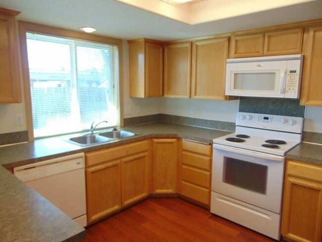 Foto del edificio - Enjoy Easy Living in Cascade Park with a Private Fenced Backyard