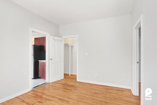 Foto del edificio - 392 E 4th St