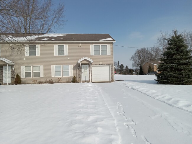 Private driveway attached garage - 6608 Palmer Dr NW