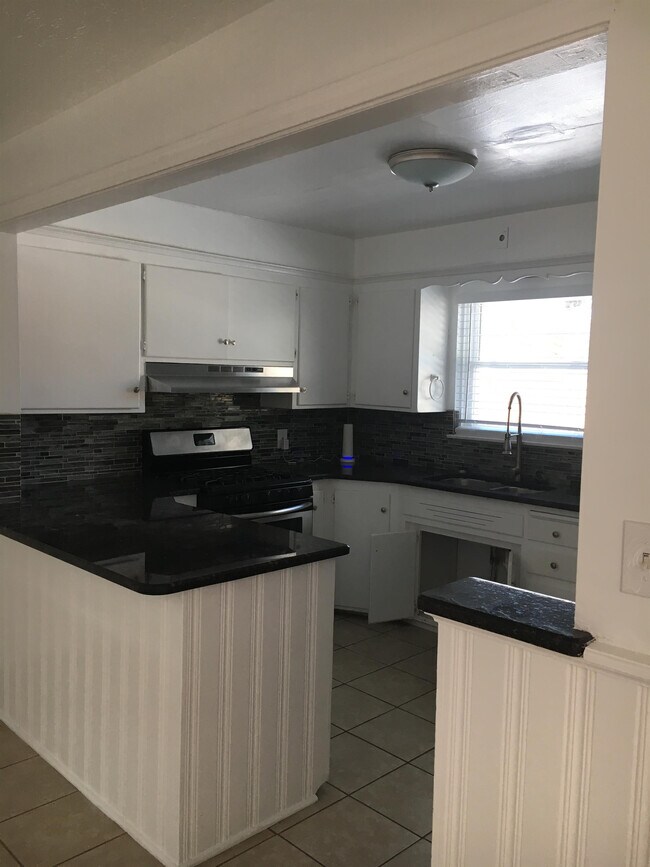 Building Photo - 2065 Mattern Dr