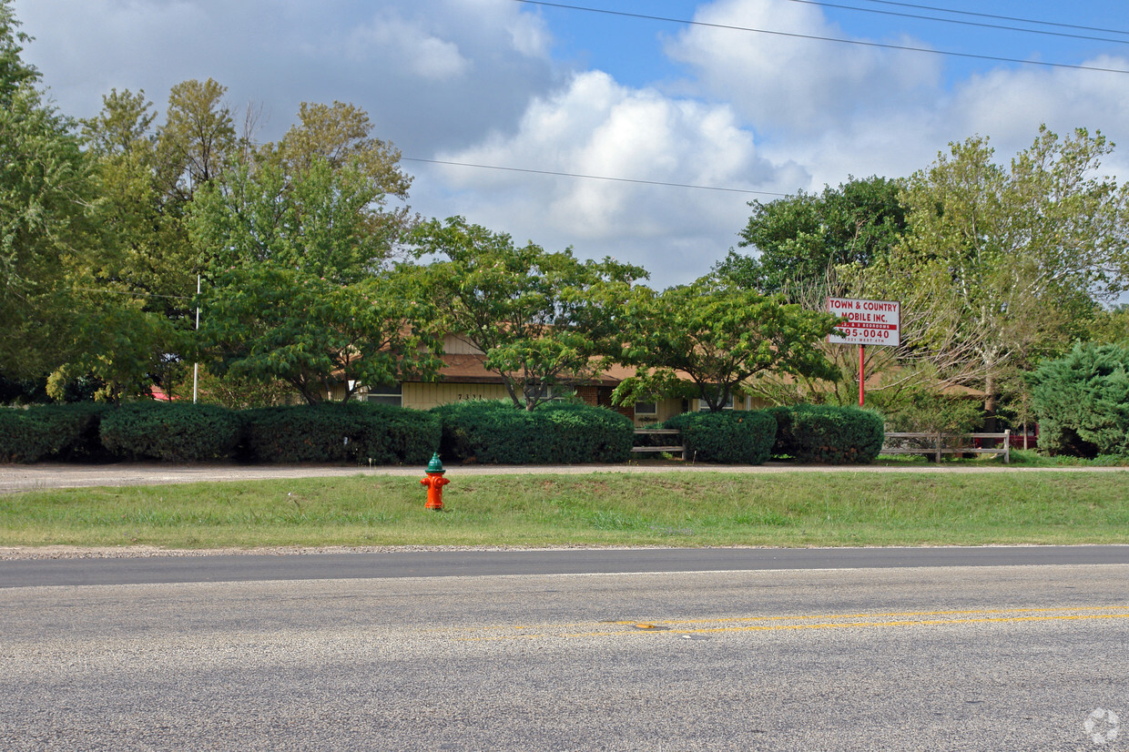 Building Photo - Town & Country Mobile Home Park