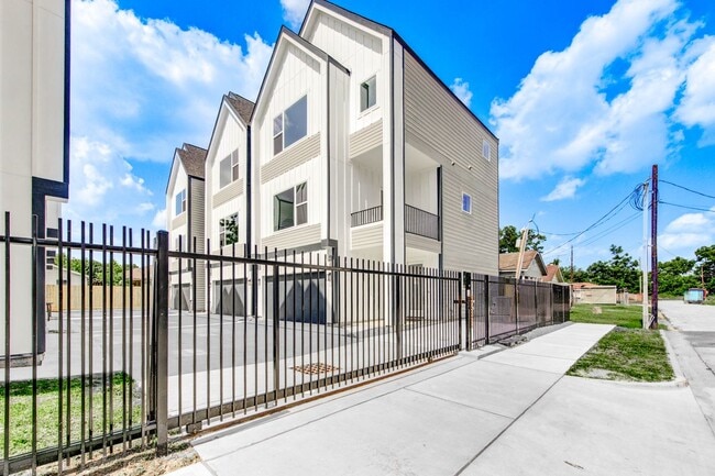 Building Photo - 4039 Buck St