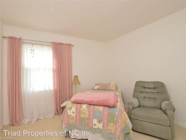 Building Photo - 2 br, 1 bath House - 3224 Twin Brooks Dr
