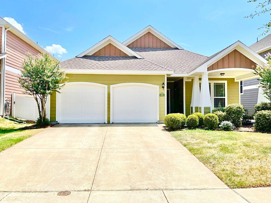 Primary Photo - 2 WEEKS FREE!!! Resort Living in Providenc...