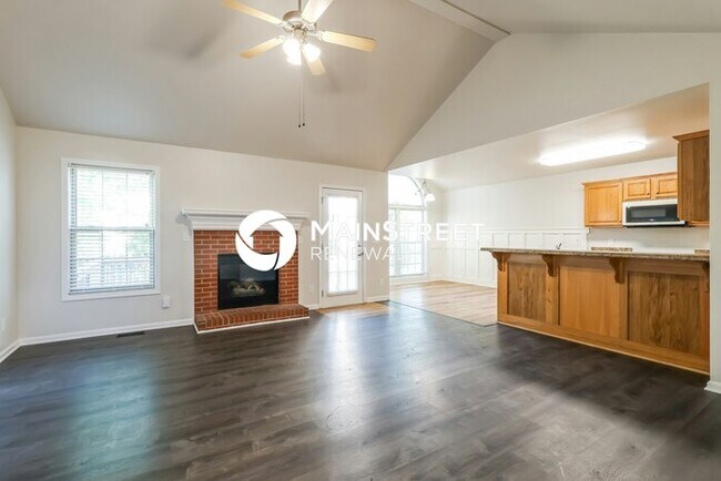 Foto del edificio - 3 Bedroom Pet-Friendly Home in Shelbyville, KY with Main Street Renewal