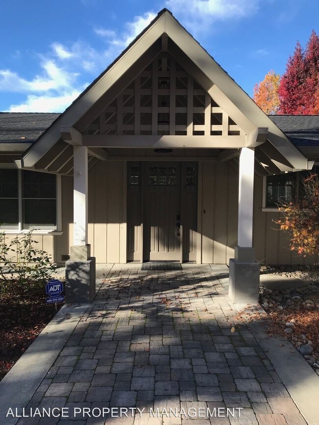 Building Photo - 4880 Vine Hill Rd